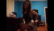 cycata blondyna pozuje nad oceanem