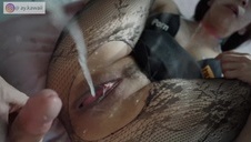 lubią dotykać swoje naturalne piersi