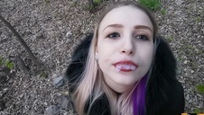 ruda mamcia z fajnymi cycami liże penisa młodego kolesia