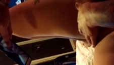 laska pije mleko z cyca