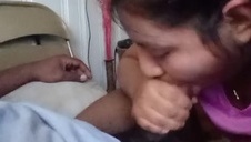 fajna brunetka pokazuje pupę