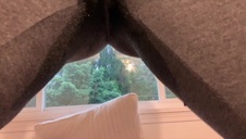 spryskał spermą jej włochaty trójkącik