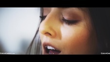 azjatka bawi się na basenie