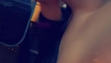 sunia o krągłych kształtach pozuje