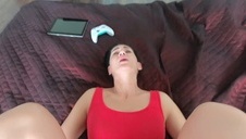 pozwala mu dotykać swoich piersi