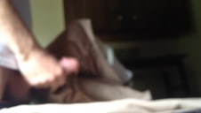 śliczna brunetka pokazuje w wannie