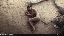 z basenu wyłoniły się jej wielkie melony