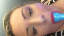 słodka brunetka w warkoczach