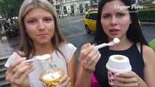 piękna blondynka wali mu konia w plenerze i opija się jego spermą