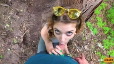 urocza murzynka na niebieskiej kanapie