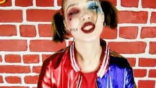 fajna azjatka wypina swój niewielki kuperek