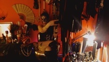 dziewczyna usiadła na wibratorku