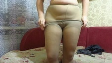 zabawia się ze sztucznym penisem