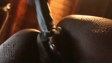 obie wypinają się przed dużym facetem