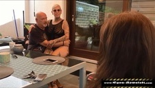 facet delektuje się jej pipą na tarasie