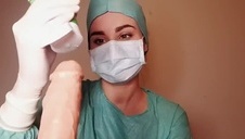 laski liżą się na skórzanej kanapie