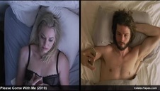 delikatnie liże jej niewielkie piersi