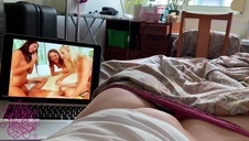 laura angel dobrze zajmuje się dwoma penisami