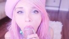 wygimnastykowana brunetka pokazuje swoje szczupłe ciałko