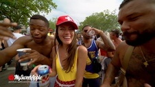 wkłada penisa między śliskie czarne piersi