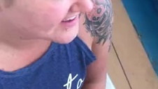 opalona brunetka robi sobie dobrze