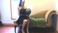 blond laseczka pieści jego kutasa przez spodnie