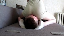 szaleje z rudą bladą suczką w aucie