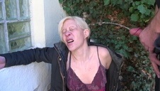 ładna młoda dupeczka na kanapie pokazała co potrafi