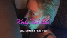 brunet lize jej ciasną szparkę