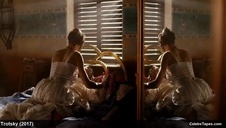 liże jej słodką i ładnie przystrzyżoną szparkę