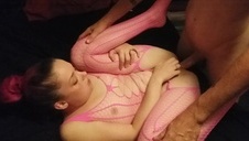 leży między jej nogami