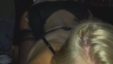 posuwa laskę przed kamerą