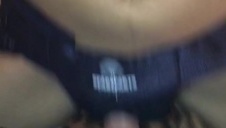 młodzi uprawiają sex na skórzanej kanapie