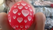 ruda ślicznie się prezentuje na jego penisie