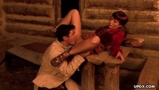 założyła romantyczną bieliznę i czarne pończochy