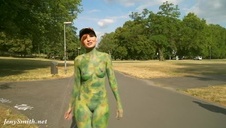 blondyna w różowym