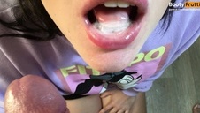 posuwa dobrą suczkę w dupcię