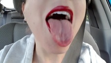 jego seksowna kobieta postanowiła mu obciagnąć