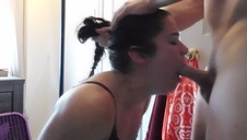 szczupła brunetka w trójkącie