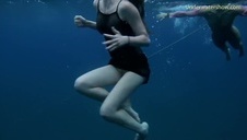 brunetka liże sporego penisa