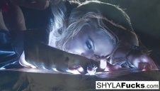 czarnowłosa niunia obciąga stare fiuty