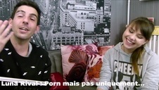 ściska jej cyce i liże je