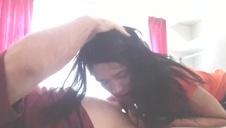 pieści się palcami po włochatej piczy