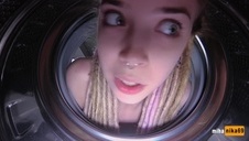 pochyla a on ją rżnie