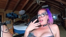 seksik na fioletowej kanapie