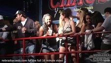 łysy chuj i dwie fajne niunie