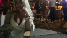 ruda lasecka siada na jego twarzy