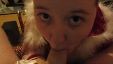 ślicznotka w pończochach jest posuwana w obie dziury