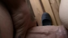 laska z ogromną pałą siada na jego twarzy