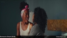 zajebista młoda brunetka pieści swoją szparkę